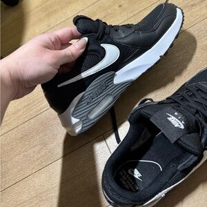 Never worn Nike AirMAX size 9 women black and white